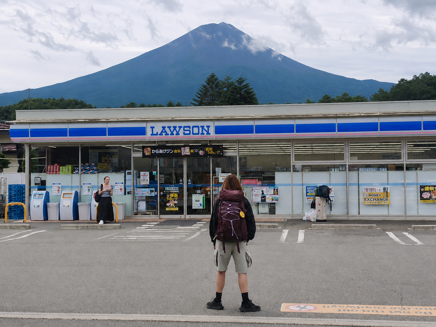 河口湖 Lawson 便利店前，旅行者背對鏡頭望向富士山